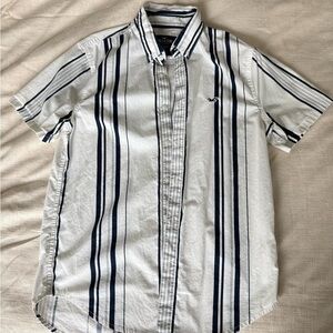 Hollister Men's Casual White and Navy Striped Shirt